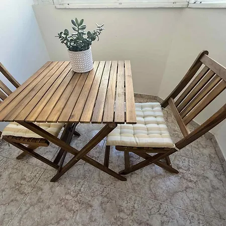 Apartment Victoria- две спални делукс до морската градина и центъра