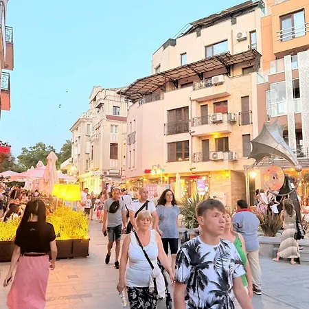 Apartment Victoria- две спални делукс до морската градина и центъра